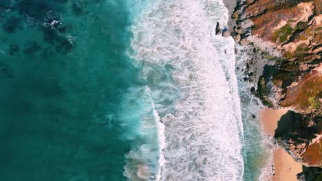 Olas-De-Agua-Turquesa-Costa-Costera-En-Cámara-Lenta-En-La-Playa-De-Arena-En-Big-Sur,-California