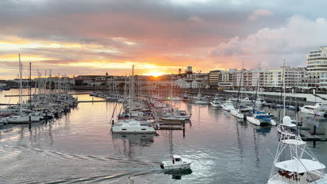 Barcos-En-El-Puerto-De-Ponta-Delgada-Frente-Al-Mar-Durante-La-Hermosa-Puesta-De-Sol