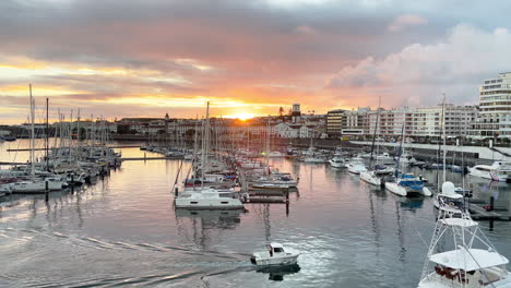 barcos en el puerto de ponta delgada frente al mar durante la hermosa puesta de sol