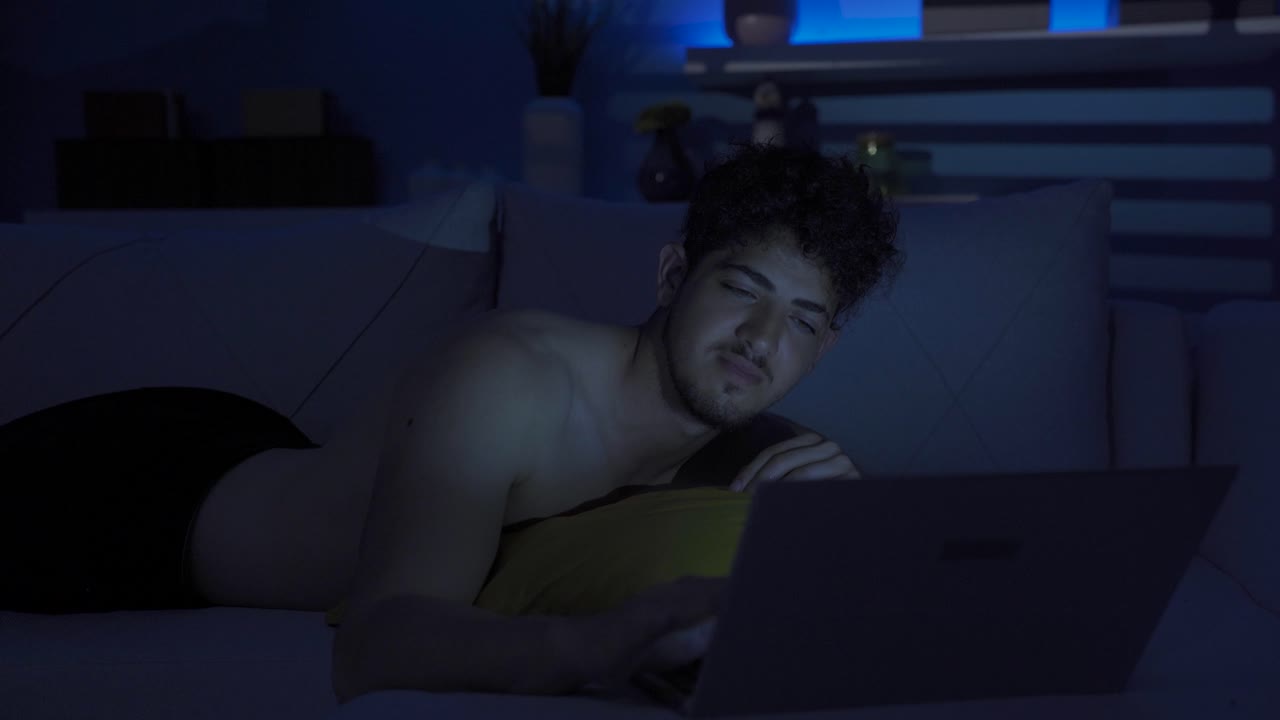 el dolor del joven enamorado y enamorado.