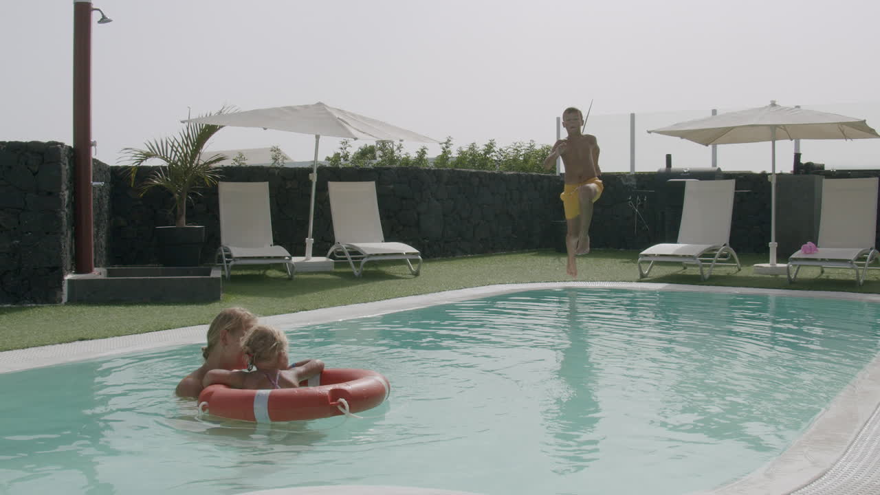 realizando su mejor salto de piscina