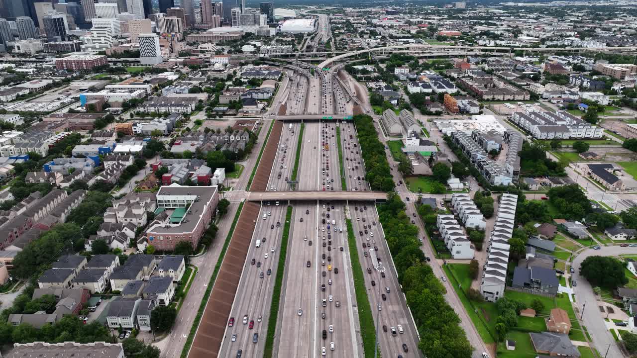 미국 휴스턴의 다차선 고속도로에서 운전하는 자동차 및 차량 - 조감도