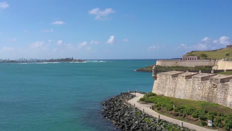 Paseo-De-La-Princesa-Show-El-Castillo-San-Felipe-Del-Morro-Und-Die-Bucht-Von-San-Juan-Puerto-Rico