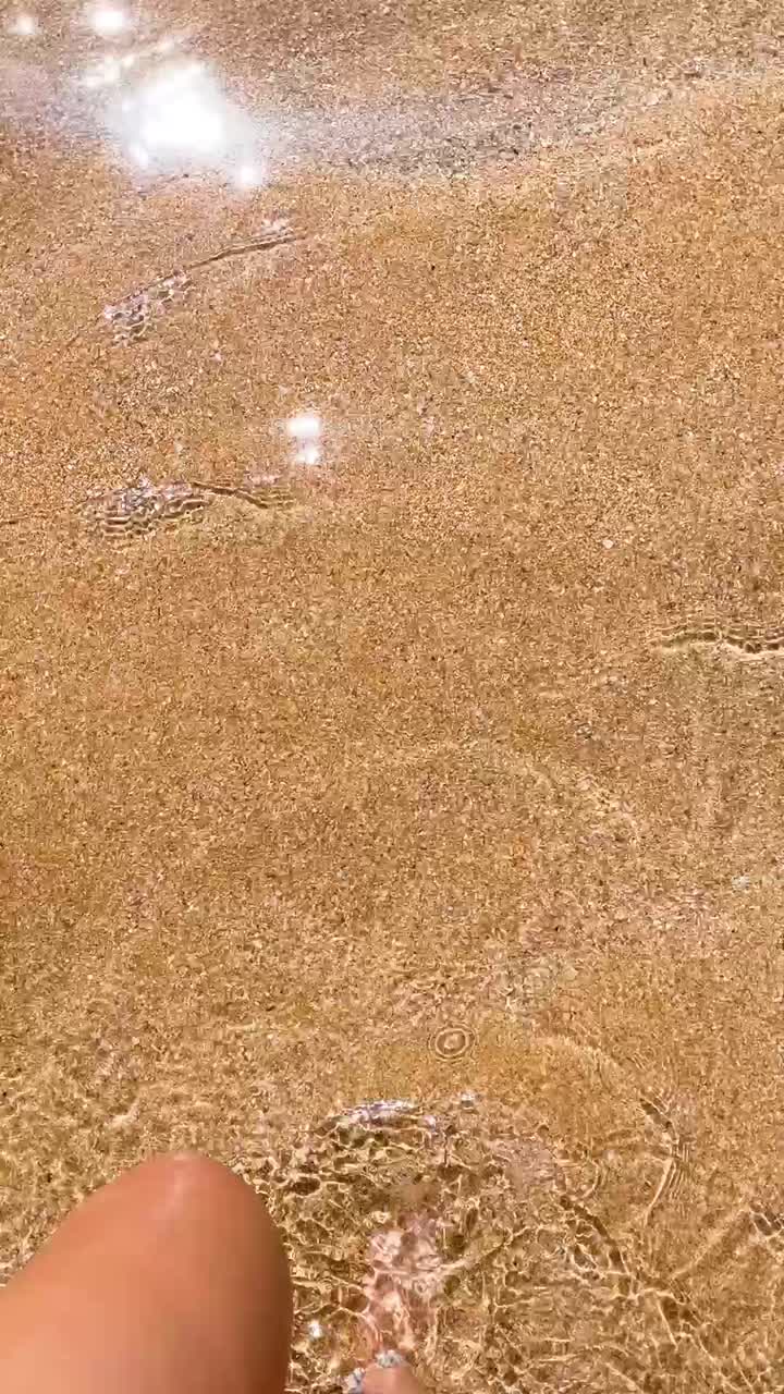 caminando en la playa