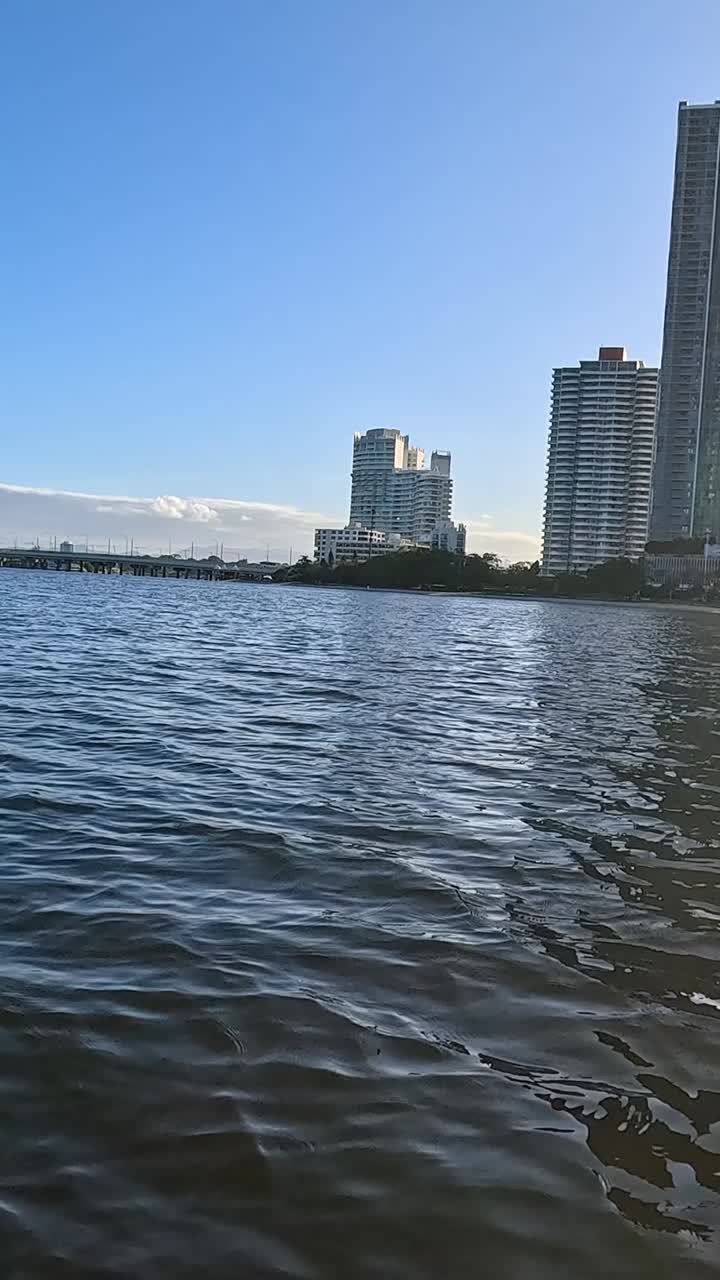 도시 스카이라인을 볼 수 있는 경치 좋은 강 항해