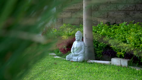 escena tranquila con una estatua de piedra de buda en un entorno de jardín sereno, que irradia una sensación de paz y espiritualidad