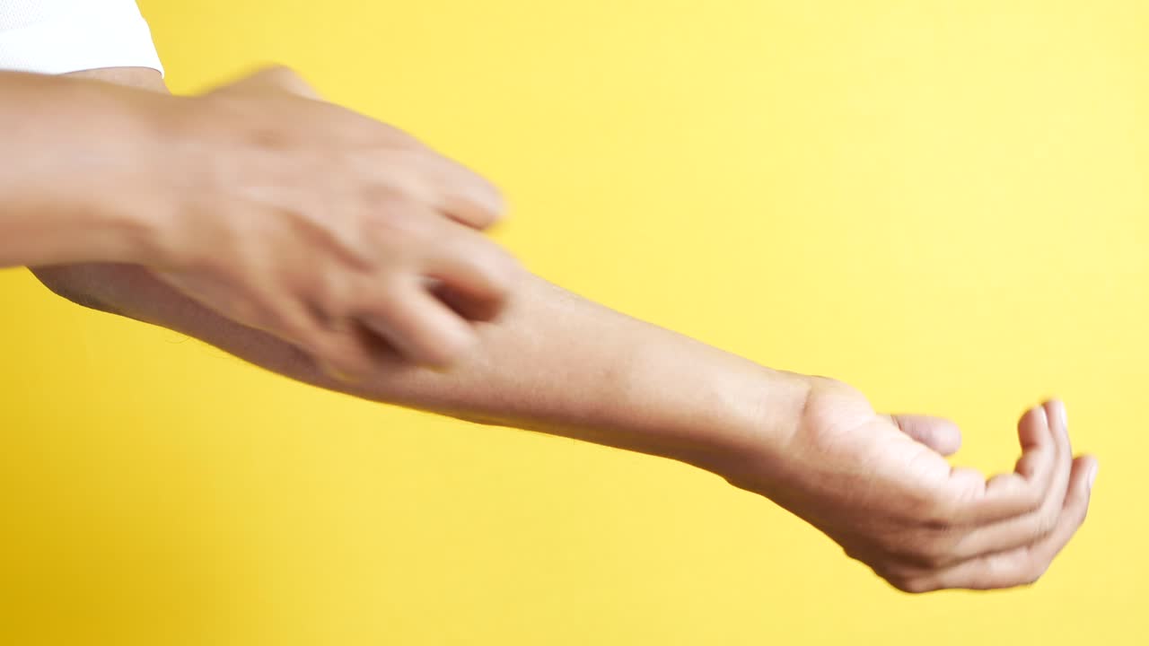 피부 가려움증을  ⁇ 고 있는 남자, 가까이서