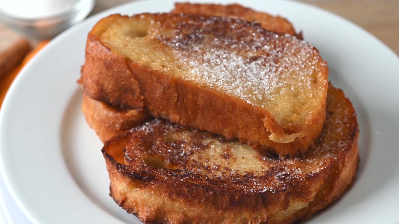 Torrijas spagnole tradizionali per la Settimana Santa su tavolo di legno. French Toast