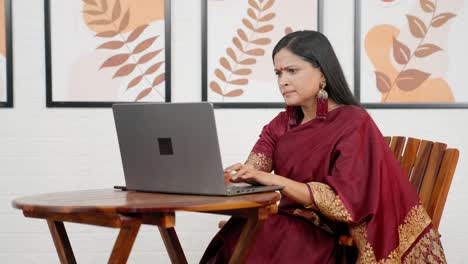 Mujer-India-Relajándose-En-El-Trabajo