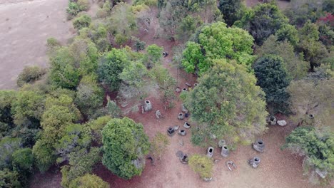 Llanura-De-Las-Tinajas,-Phonsavanh,-Laos.-Rotación-Aérea-De-Drones