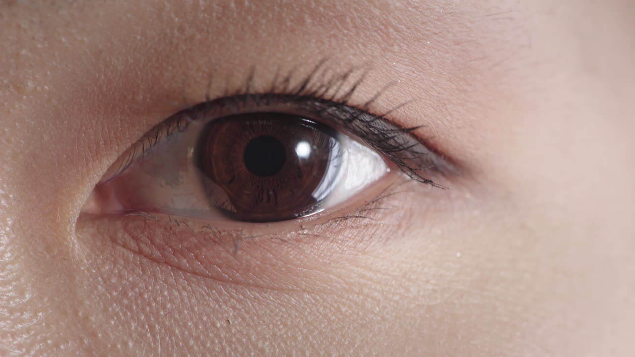 가까운 아시아 여성 눈을 열고 카메라를 바라보는 건강한 시력 여성적인 아름다움