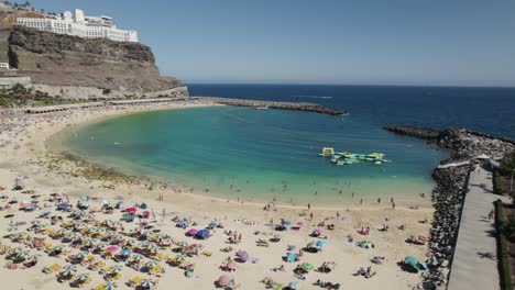 Impresionante-Vista-Aérea-Sobre-La-Playa-Artificial-Playa-De-Amadores,-Gran-Canaria