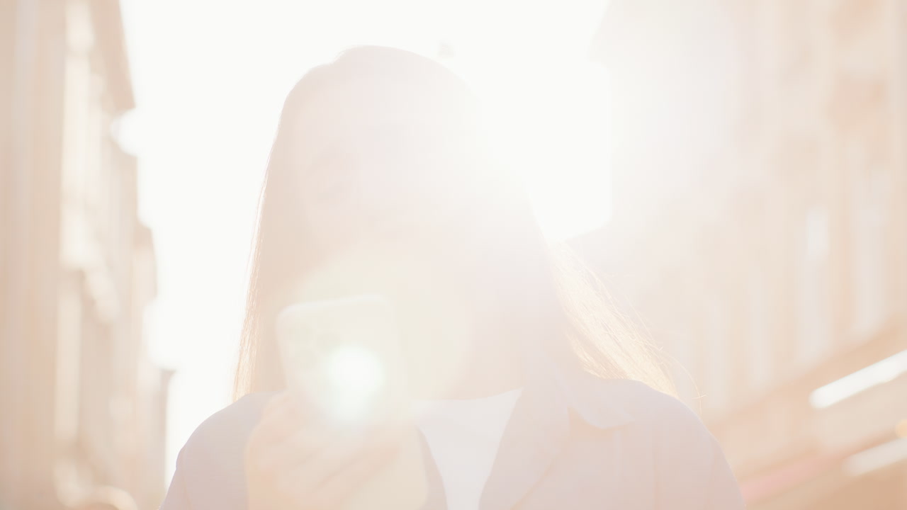 놀라운 젊은 여성 스마트폰 사용 손실, 나쁜 소식, 재산 손실, 도시 거리에서 야외에서 실패