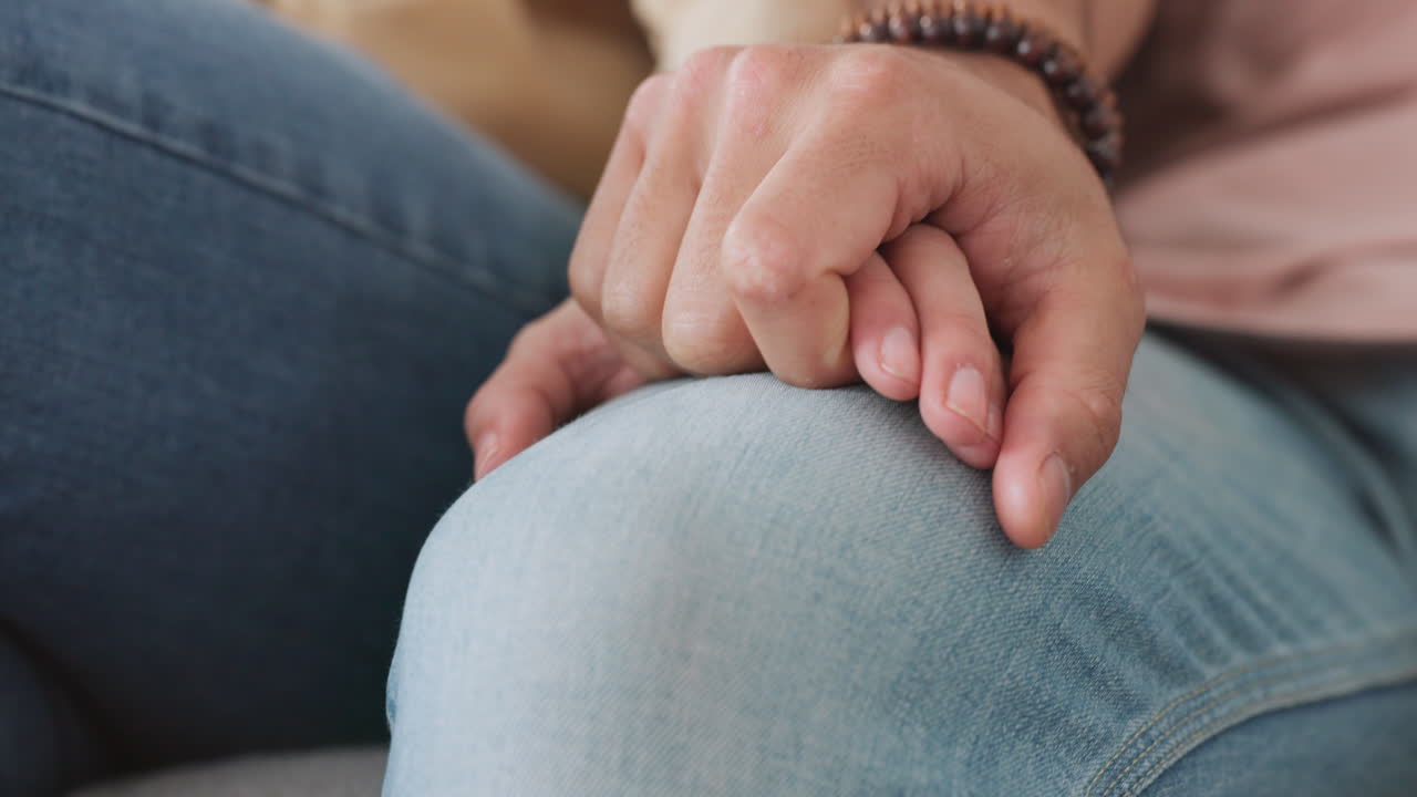 empatía, consuelo y apoyo con la pareja sosteniéndose