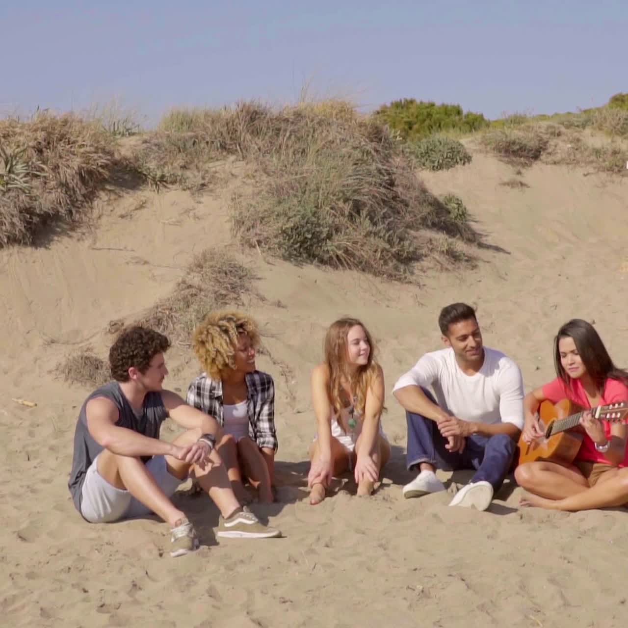 어쿠스틱 기타를 듣는 친구