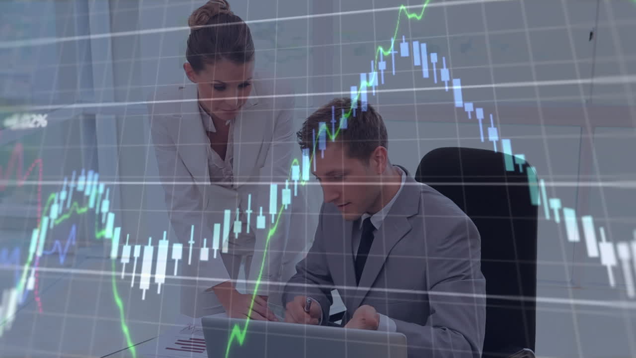 animación del procesamiento de datos financieros sobre empresario caucásico y empresario discutiendo.