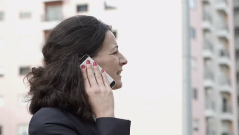 mujer de negocios seria hablando por teléfono celular