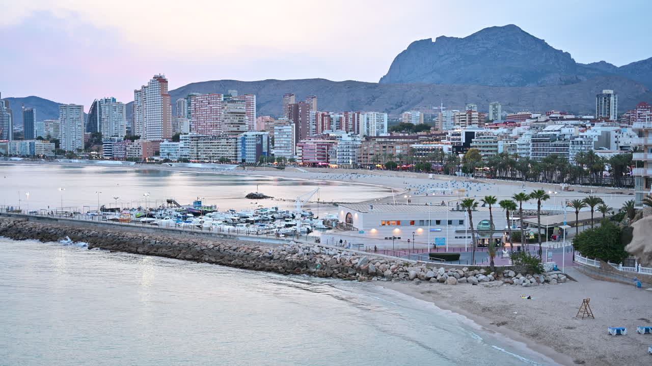 La città di Benidorm in Spagna al tramonto con cielo azzurro