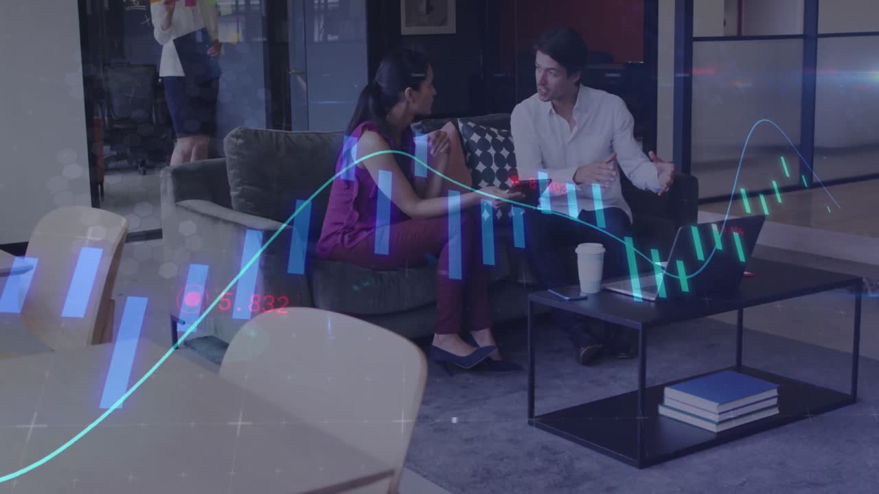 animación del procesamiento de datos financieros sobre diversas personas de negocios que trabajan en la oficina