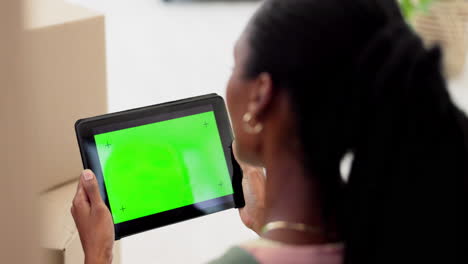 mujer negra, pantalla verde o tableta para en línea