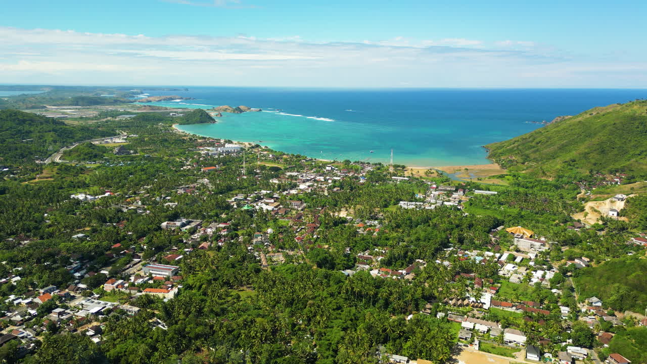 인도네시아 롬복 섬 의 해변 휴양지 인 쿠타 오르 만달리카 마을 위 에서 찍은 사진