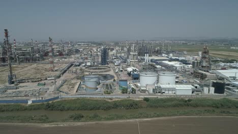 Luftaufnahmen-Einer-Großen-Ölraffinerie-Mit-Schornsteinen-Und-Erdöllagertanks