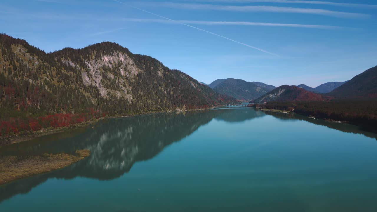 가을의 실벤슈타인 슈파이처, 바이에른 오스트리아 알프스의 신선한 푸른 물이 있는 경치 좋은 산 계곡 강 저수지 호수, 월첸제 근처의 나무를 따라 아름다운 숲을 흘러내림