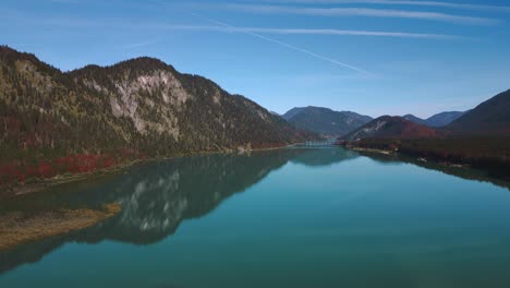 sylvenstein speicher en otoño, pintoresco lago del embalse del río del valle de la montaña con agua azul fresca en los alpes de baviera austria, fluyendo por un hermoso bosque a lo largo de los árboles cerca de walchensee