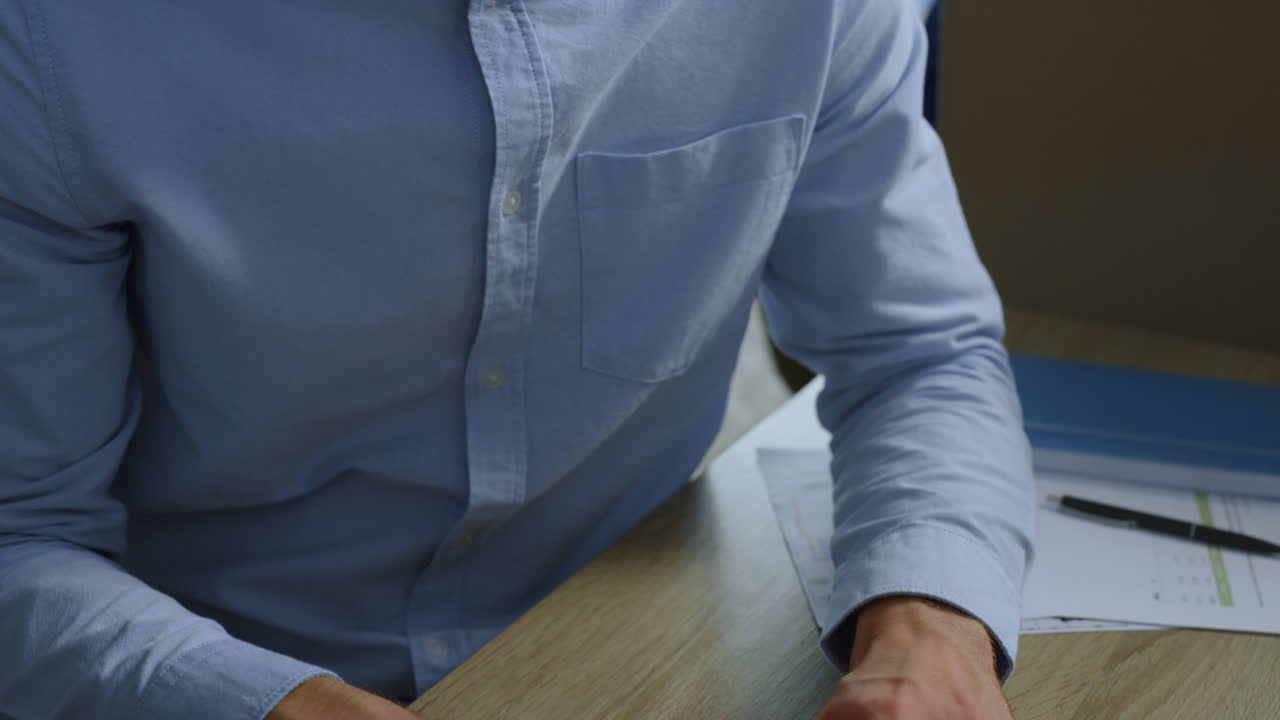 руки бизнесмена нажимают клавиши на ноутбуке. руки мужчины-исполнителя печатают на компьютере