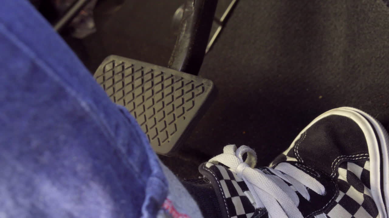 мужская нога нажимает на педаль газа, автомобиль honda, токио, япония