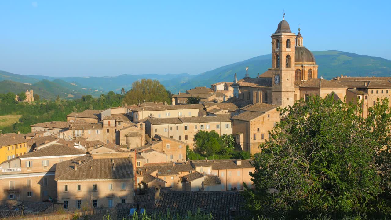 Incredibile vista panoramica della città di Urbino in Italia.