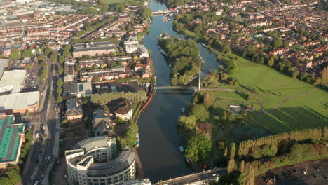 fotografía aérea sobre el río támesis pasando por la ciudad de reading