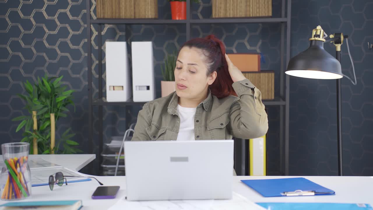 피곤하고 느슨한 상태의 비즈니스 여성.