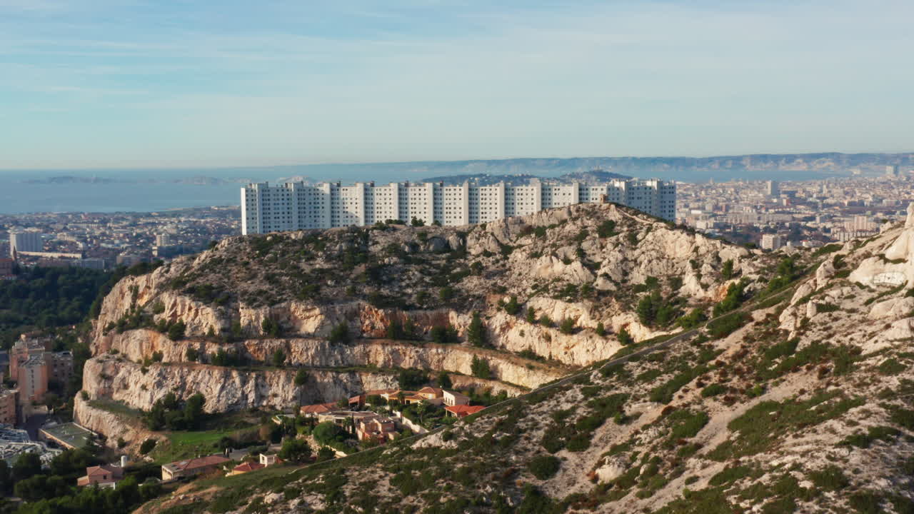 sobrevolando la residencia super rouvière y revelando la ciudad de marsella en francia