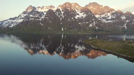 Vuelo-Sobre-Austnesfjorden-Al-Atardecer:-Belleza-Alpina-En-Noruega