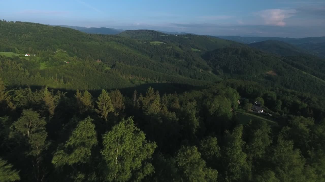 montañas impresionantes llenas de árboles verdes con un cielo azul en el fondo en verano