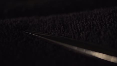 primer plano de tijeras para el cabello sobre un fondo oscuro