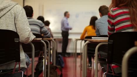 estudiantes pasando notas en la clase