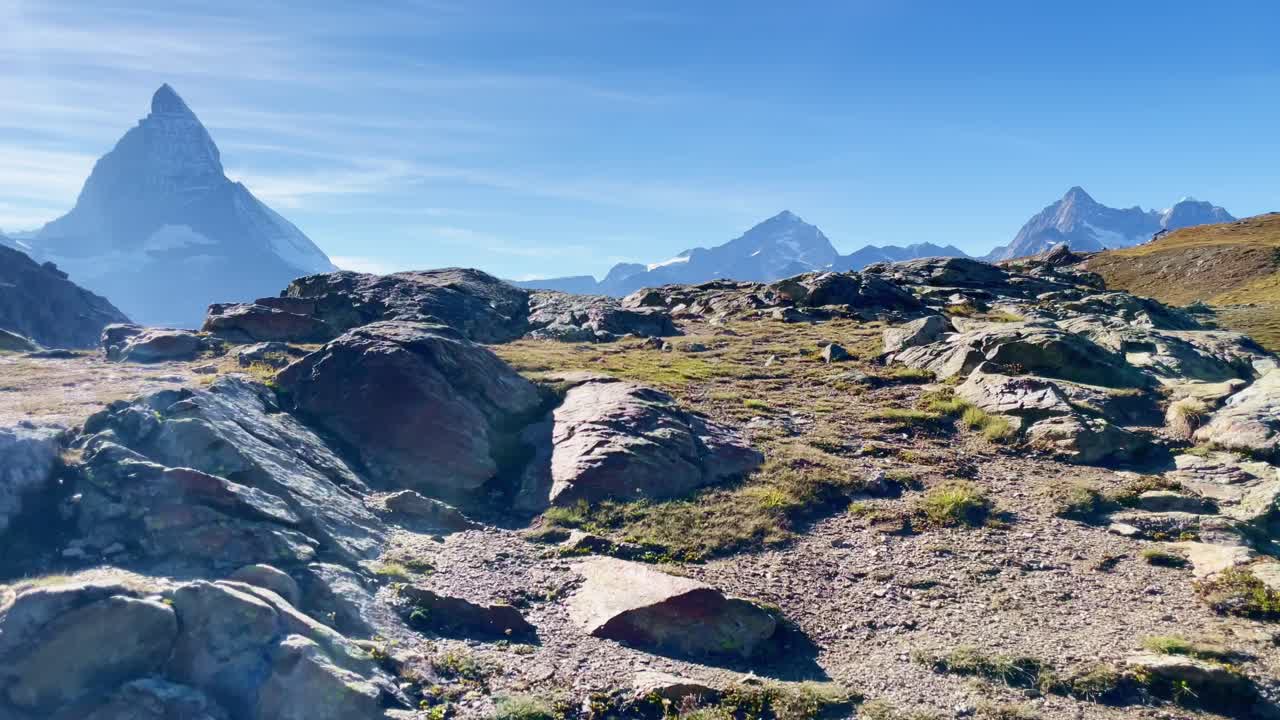 마테르호른 산 (matterhorn mountain) 은 스위스 로텐보덴 (rotenboden) 과 고르네가르트 (gornergart) 근처의 산입니다.