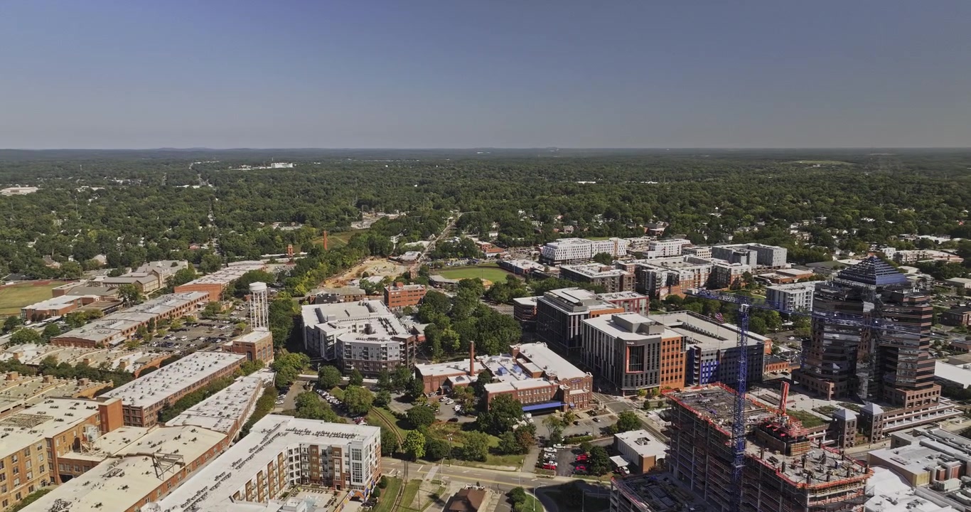 Durham Carolina del Nord Aerea v12, ampio sorvolo attraverso il Warehouse District e Central Park verso le torri del centro – Ripreso con Mavic 3 Pro Cine – 1° ottobre 2023.