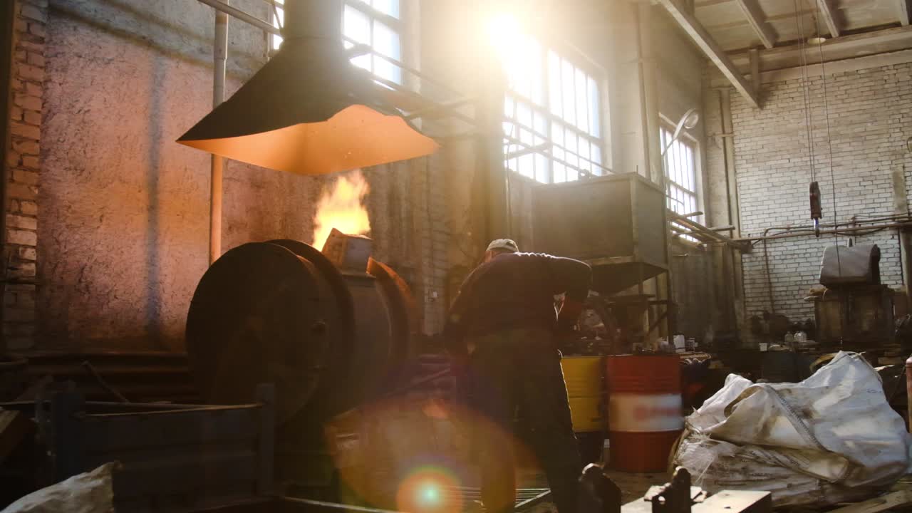 промышленный процесс обработки металлов на заводе