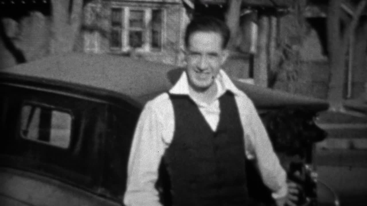 1933년, 하 목걸이 셔츠를 입은 사랑스러운 남자가 당황한다.