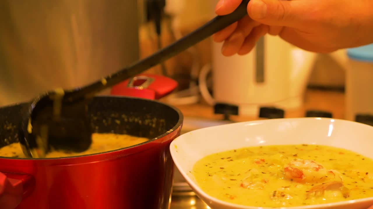 delicioso y sabroso buffet de sopa de gambas salvajes del atlántico que sirve