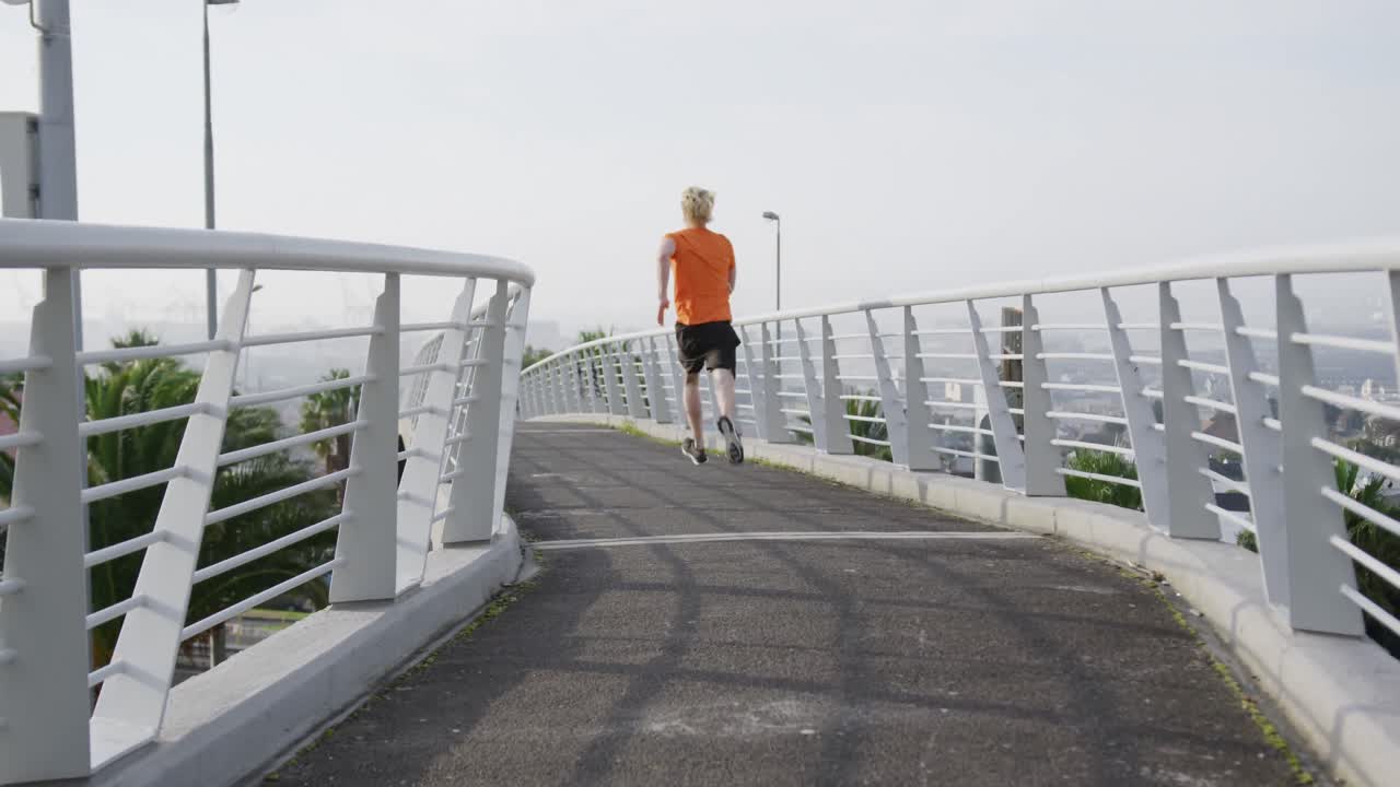 hombre caucásico deportivo entrenando en un puente