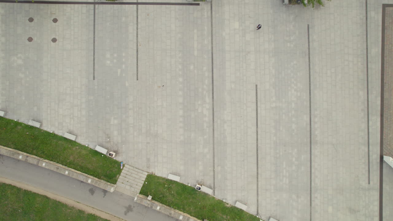 aérea de arriba hacia abajo la plaza junto a la