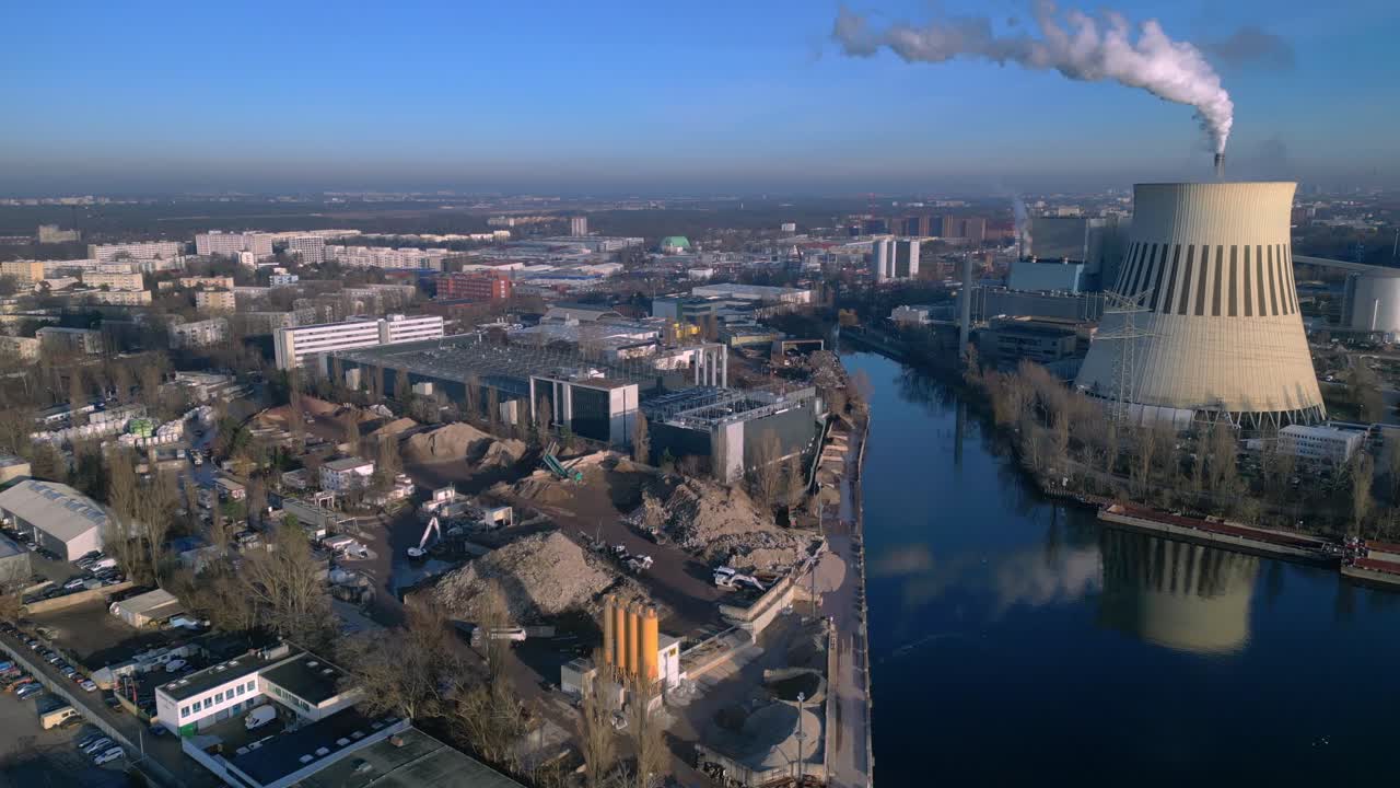 Stort kulkraftværk med et køletårn, der sender damp op i luften og genererer elektricitet. Dramatisk luftfoto med statisk stativ, svævende panoramaoversigt og drone.