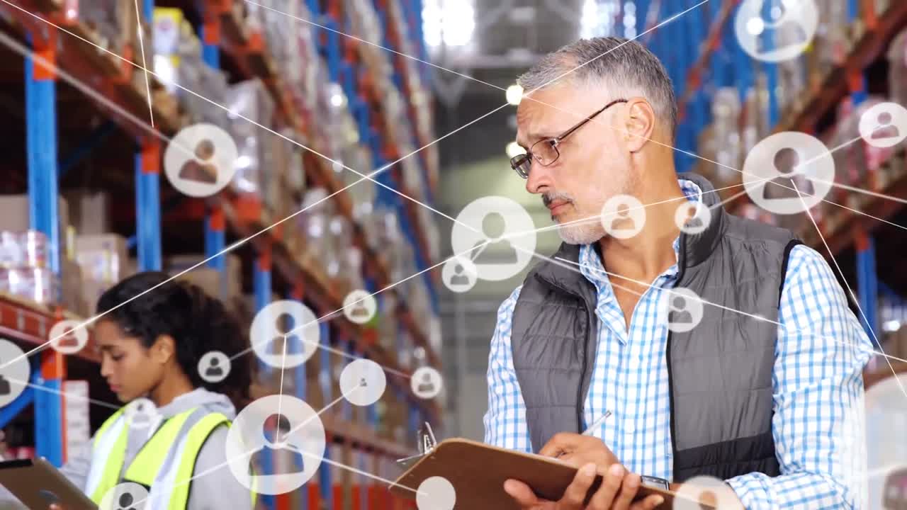 animación de redes de conexiones con iconos sobre personas que trabajan en el almacén
