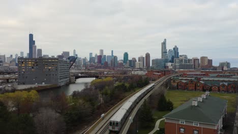 Perspectiva-Fija-A-Vista-De-Pájaro-El-Tren-Subterráneo-Cta-Entra-En-El-Marco-Chicago,-Illinois