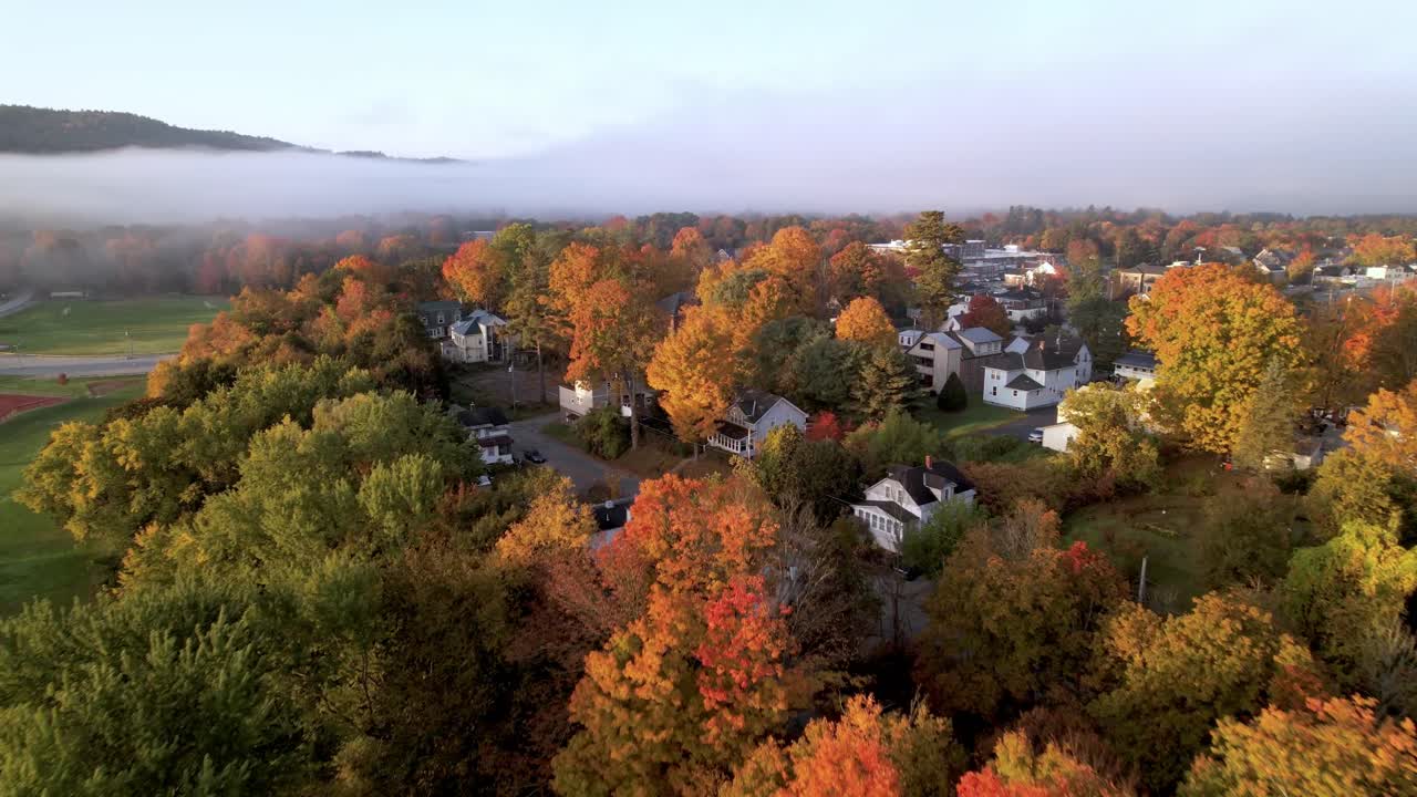 niebla aérea en la mañana de otoño en claremont new hampshire