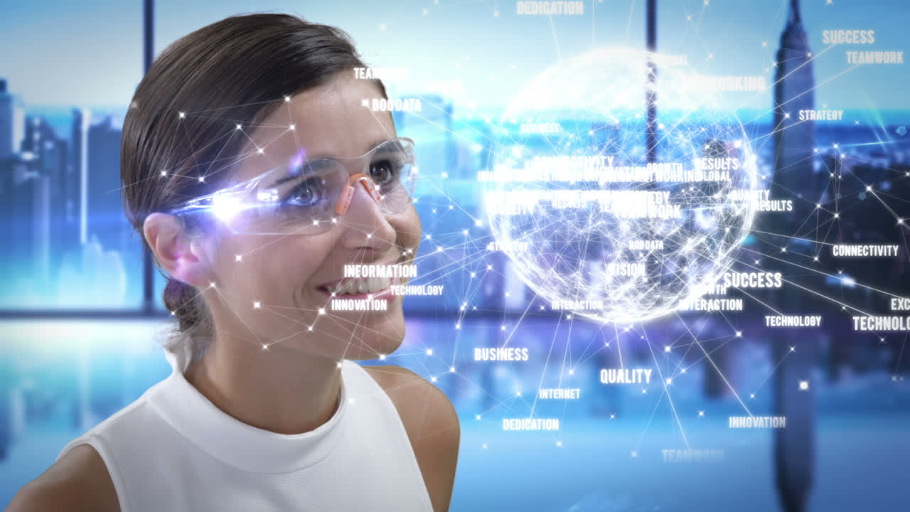 una mujer sonriente está usando gafas futuristas.